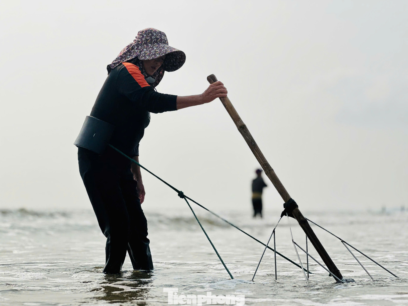 Tuy việc cào ốc ruốc mang lại thu nhập ổn định. Thế nhưng, người dân phải đối mặt với cái lạnh của nước biển và sự nguy hiểm luôn cận kề, bởi những cơn sóng dữ liên tục vỗ vào bờ. Tuy việc cào ốc ruốc mang lại thu nhập ổn định. Thế nhưng, người dân phải đối mặt với cái lạnh của nước biển và sự nguy hiểm luôn cận kề, bởi những cơn sóng dữ liên tục vỗ vào bờ.