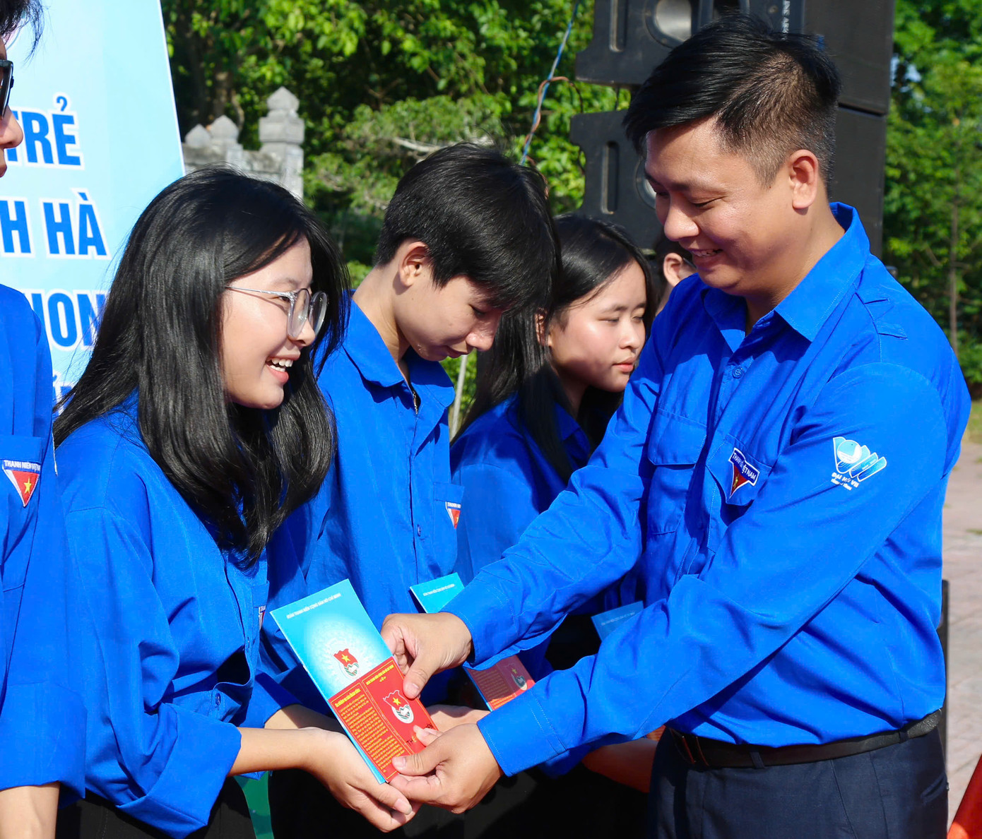 Trao thẻ đoàn viên cho học sinh nhân dịp kỷ niệm 110 Ngày sinh của anh Lý Tự Trọng. Trao thẻ đoàn viên cho học sinh nhân dịp kỷ niệm 110 Ngày sinh của anh Lý Tự Trọng.