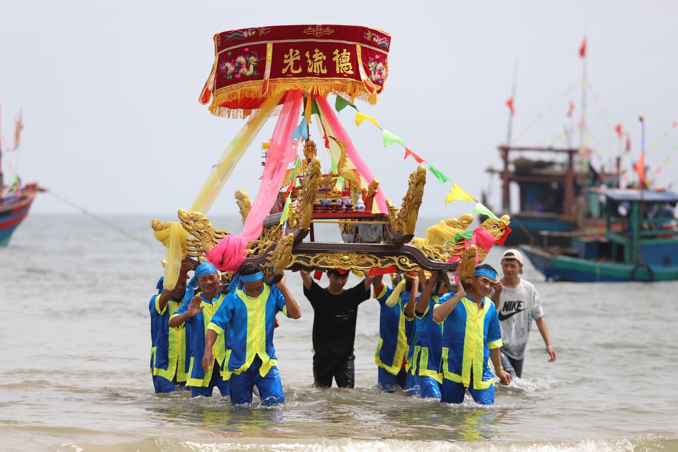 Sau khi nghi lễ chèo cạn hoàn thành, ban lễ nghi sẽ tổ chức rước lễ vật của cá voi ra biển, khi làm lễ xong sẽ thả xuống nước.