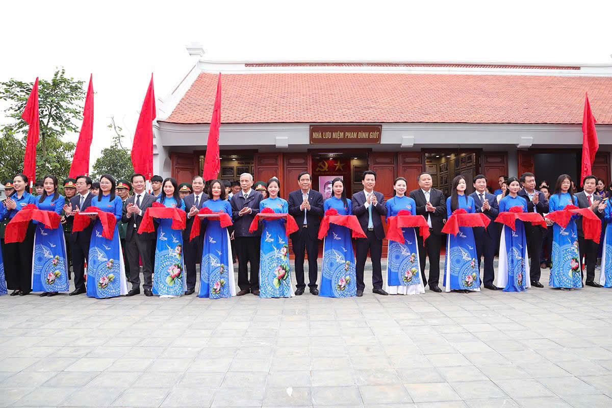 Các đại biểu cắt băng khánh thành công trình Nhà tưởng niệm Anh hùng liệt sỹ Phan Đình Giót. Các đại biểu cắt băng khánh thành công trình Nhà tưởng niệm Anh hùng liệt sỹ Phan Đình Giót.