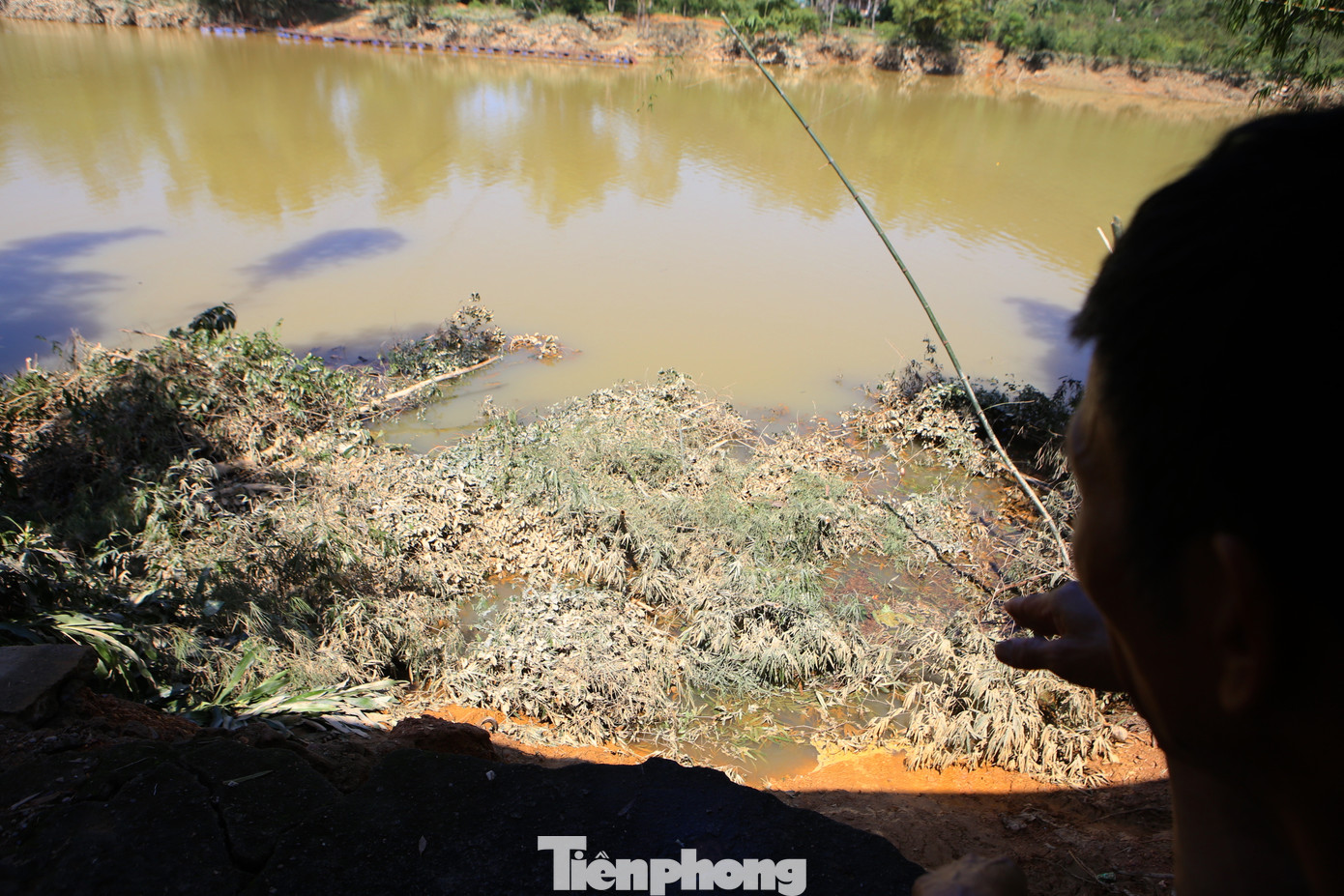 Theo lãnh đạo địa phương, khu vực dọc bờ sông này hiện chỉ có thể làm kè để bảo vệ, đó là phương án lâu dài nhất. Còn trước mắt tuyên truyền, vận động người dân ở những khu vực sát bờ sông nguy hiểm chủ động ứng phó khi có mưa lũ để tránh bị ảnh hưởng đến tính mạng, tài sản.