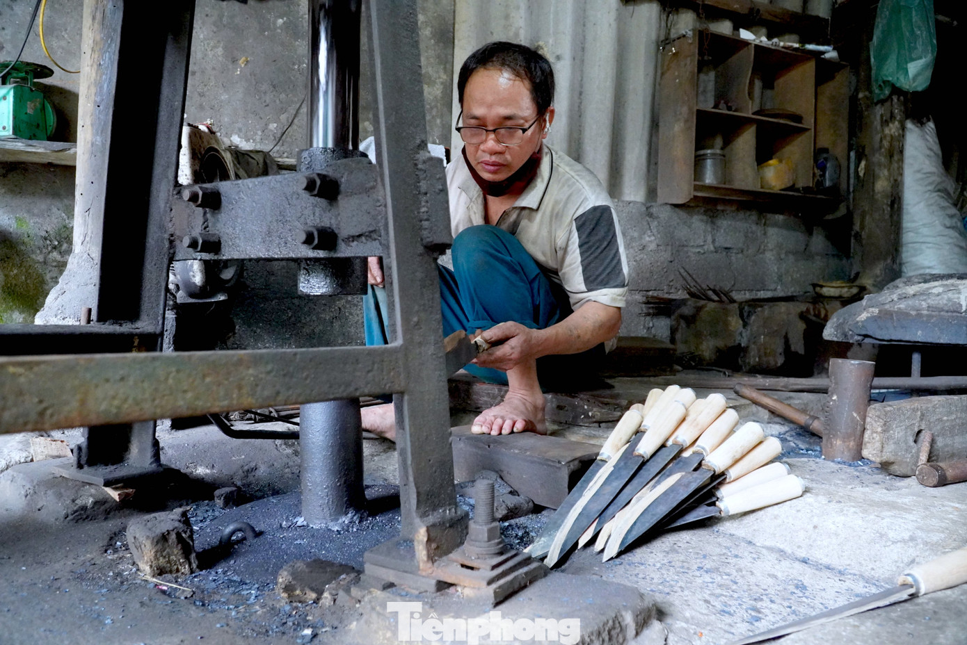 Còn ông Trần Quang Vinh (51 tuổi) đã có 30 năm gắn bó với nghề rèn. Những ngày này, ông phải thức dậy từ 4h sáng làm việc để kịp có hàng phục vụ nhu cầu người tiêu dùng trong dịp Tết. Còn ông Trần Quang Vinh (51 tuổi) đã có 30 năm gắn bó với nghề rèn. Những ngày này, ông phải thức dậy từ 4h sáng làm việc để kịp có hàng phục vụ nhu cầu người tiêu dùng trong dịp Tết.