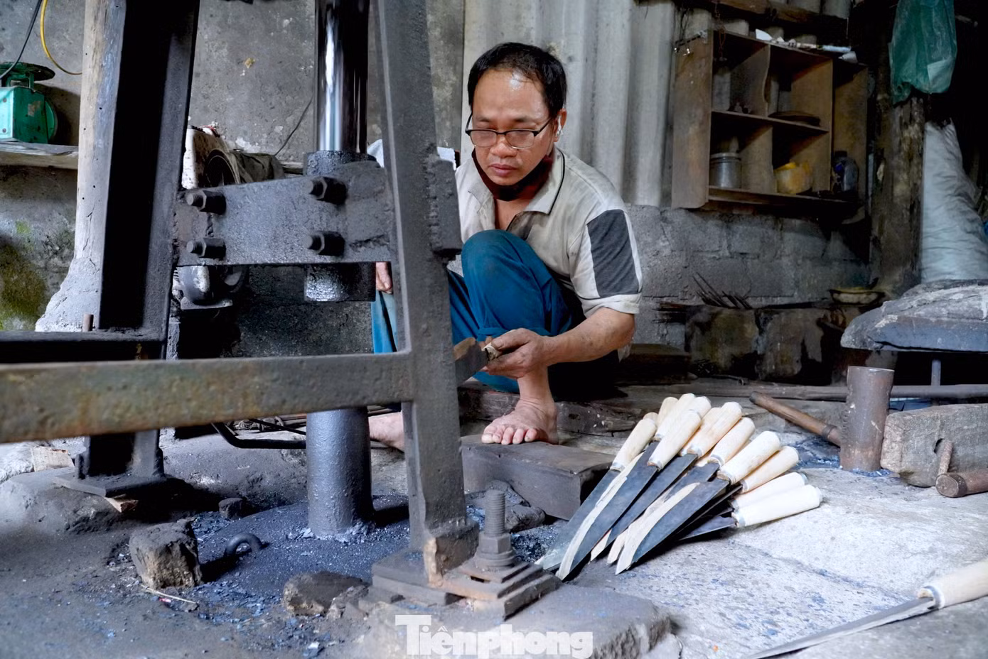 Còn ông Trần Quang Vinh (51 tuổi) đã có 30 năm gắn bó với nghề rèn. Những ngày này, ông phải thức dậy từ 4h sáng làm việc để kịp có hàng phục vụ nhu cầu người tiêu dùng trong dịp Tết.