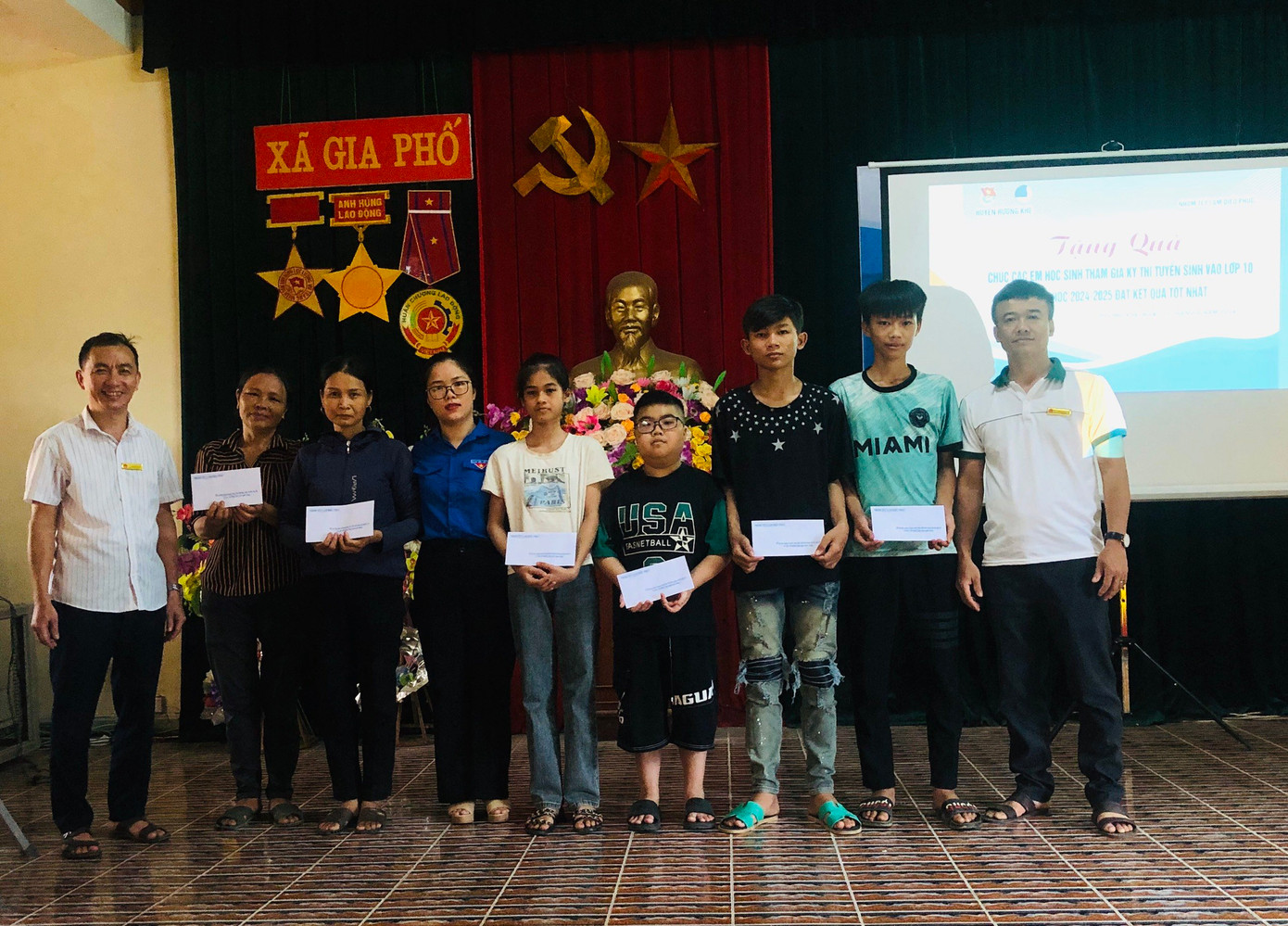 Tại Hương Khê, Huyện Đoàn đã tổ chức trao tặng 14 suất quà &quot;Nghị lực mùa thi&quot; mỗi suất trị giá 500 ngàn đồng cho 14 thí sinh hoàn cảnh đặc biệt khó khăn nhằm hỗ trợ, đồng hành cùng các em hoàn thành tốt kỳ thi tuyển sinh vào lớp 10 THPT.