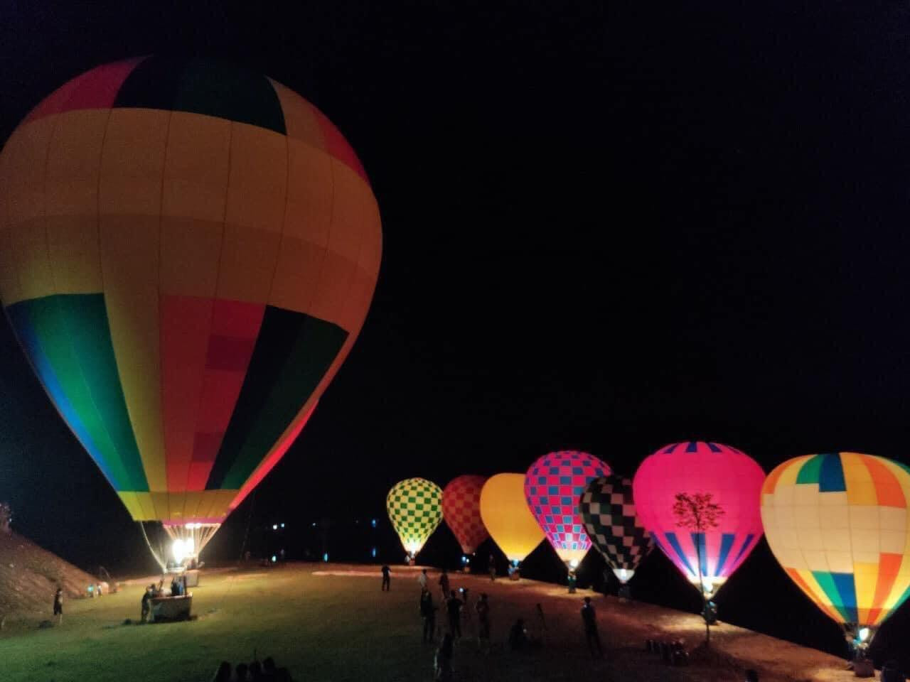 Trước đó vào tối 6/5, tại huyện Vũ Quang (Hà Tĩnh) cũng diễn ra lễ hội hoa đăng khinh khí cầu chào mừng Đại hội thể thao Đông Nam Á - SEA Games 31. Sự kiện này đã thu hút hàng ngàn người về chiêm ngưỡng, khám phá.