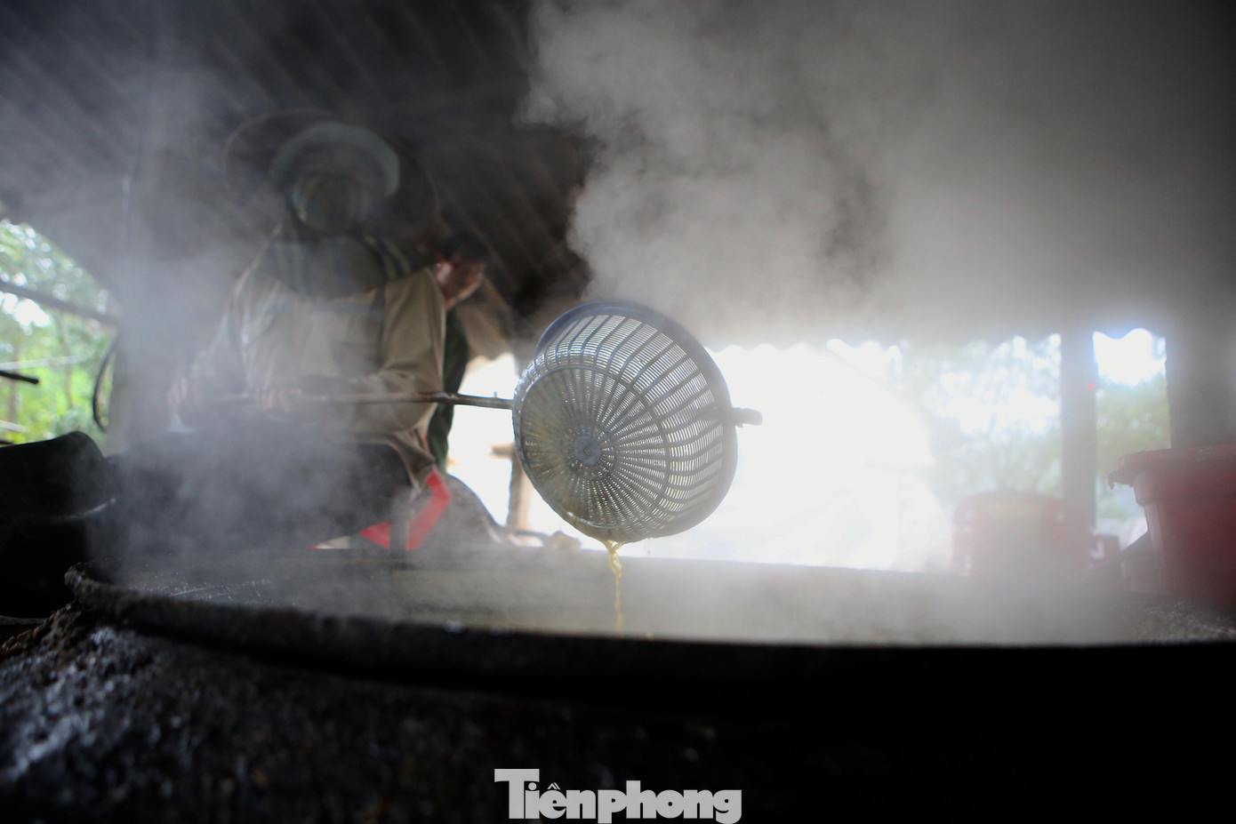 Người nấu mật phải đảo liên tục, đều tay. Khi mật sôi, phải liền tay vớt váng bọt, để tránh mật trào ra ngoài sẽ có màu đen và mất thơm ngon. Khi nước mía chuyển qua sền sệt, có màu nâu vàng, công việc nấu mật mới hoàn tất. Người dân đổ những mẻ mật nấu thành phẩm ra thùng đựng. Mật chủ yếu được bán trong tỉnh, nhu cầu tiêu dùng rất lớn, làm đến đâu bán hết tới đó.