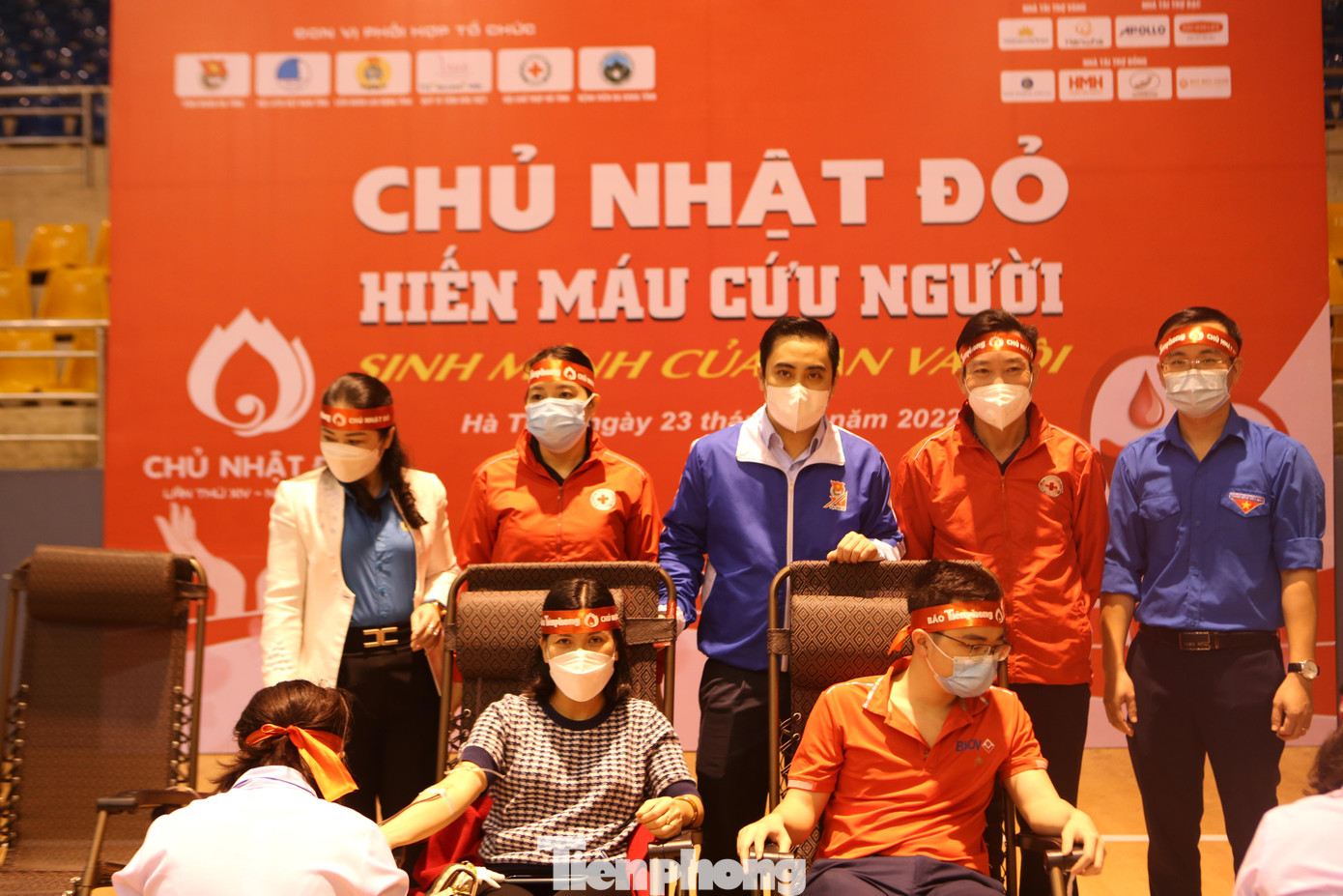 Anh Nguyễn Hoài Nam - Phó bí thư Tỉnh đoàn Hà Tĩnh chia sẻ, Chương trình “Chủ nhật Đỏ - Hiến máu cứu người” tại Hà Tĩnh đã trở thành sự kiện mang tính nhân văn, thu hút đông đảo cán bộ, công nhân, viên chức và lực lượng thanh niên tham gia để sẻ chia giọt máu của mình cho người bệnh. Trong quá trình tham gia hiến máu tình nguyện, người hiến máu luôn được đảm bảo tốt yêu cầu phòng chống dịch bệnh như: đeo khẩu trang, khai báo y tế, đo thân nhiệt, sát khuẩn tay. Trong sáng nay tổ chức chương trình đã thu về được 520 đơn vị máu.