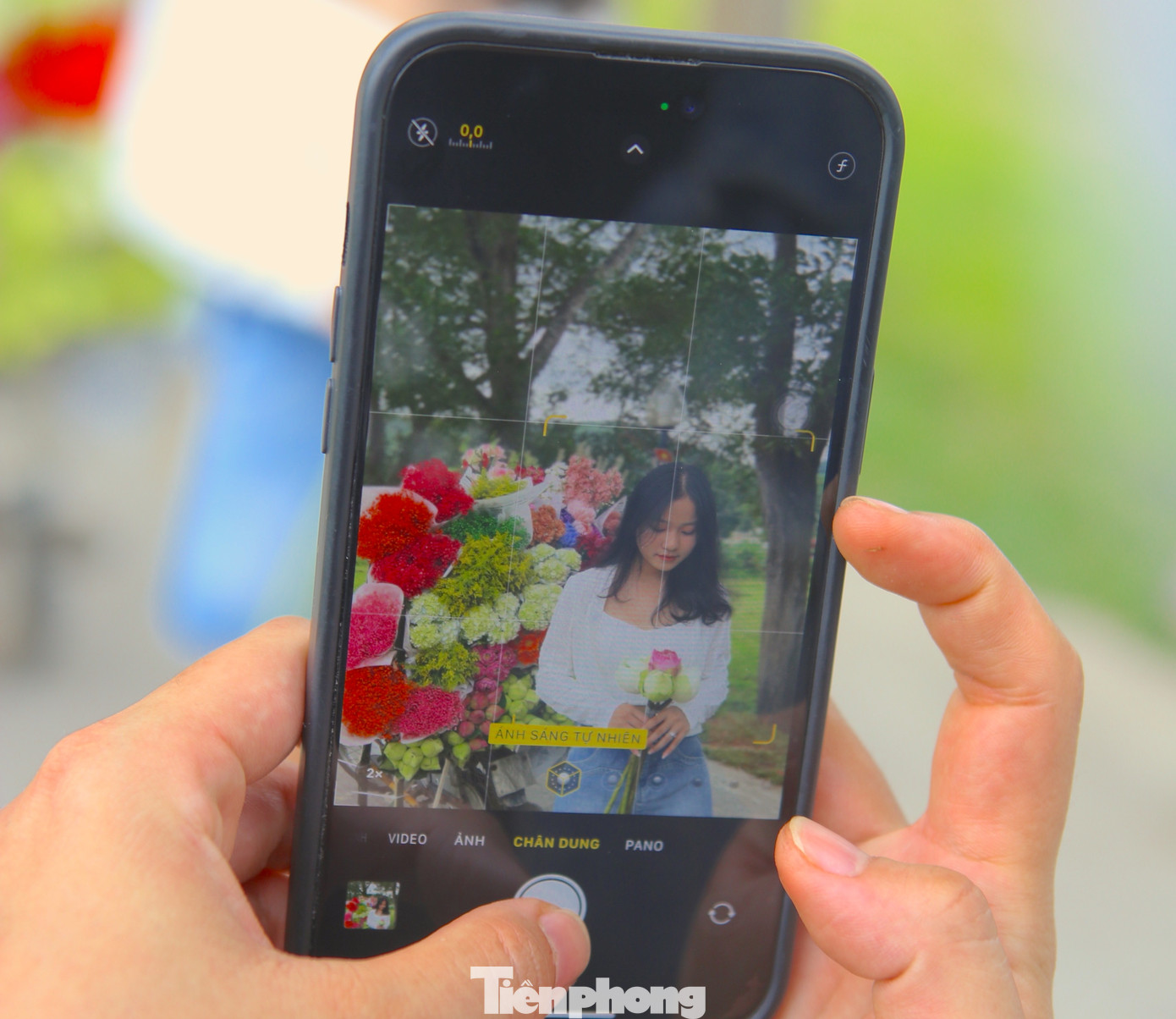 Các bạn trẻ dùng điện thoại ghi lại những khoảnh khắc đẹp bên xe hoa mùa thu.