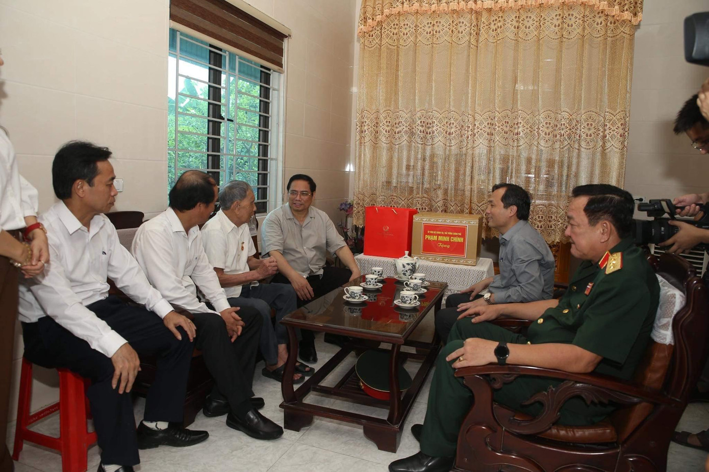 Thủ tướng Chính phủ cùng đoàn công tác đến thăm cụ Nguyễn Văn Minh (95 tuổi, cán bộ tiền khởi nghĩa, nguyên bí thư Thị ủy Hà Tĩnh).