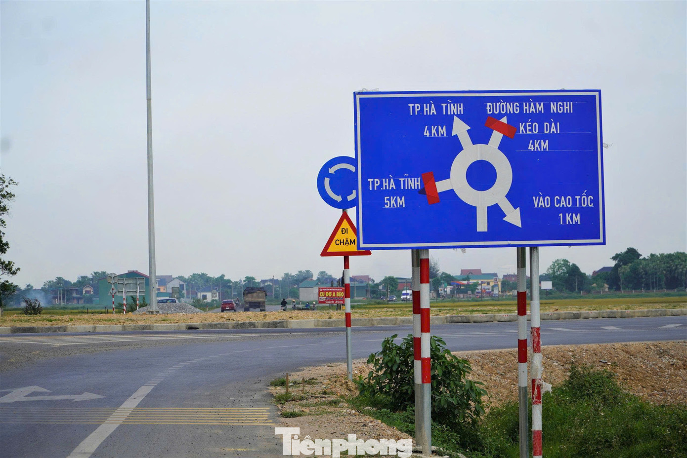 Tuy nhiên, hiện hai tuyến đường Ngô Quyền và đường Hàm Nghi kéo dài dẫn đến đường tỉnh 550 để lên cao tốc Bắc Nam đang được triển khai. Trong hình là biển báo chỉ dẫn từ nút giao cao tốc vào thành phố Hà Tĩnh và ngược lại thể hiện hai tuyến đường đang thi công, chưa đưa vào sử dụng.