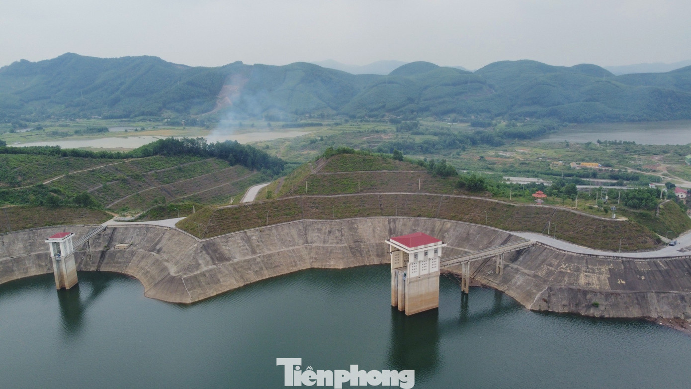 Từ tháng 12/2018 dự án đưa vào vận hành đồng bộ với đập dâng Vũ Quang và 17km kênh chính thử tải theo nhiệm vụ thiết kế giai đoạn 1. Năm 2018 - 2019, hồ phục vụ tưới mỗi năm khoảng 150 - 250 triệu m3, năm 2019 thay thế hoàn toàn trạm bơm Linh Cảm. Từ tháng 12/2018 dự án đưa vào vận hành đồng bộ với đập dâng Vũ Quang và 17km kênh chính thử tải theo nhiệm vụ thiết kế giai đoạn 1. Năm 2018 - 2019, hồ phục vụ tưới mỗi năm khoảng 150 - 250 triệu m3, năm 2019 thay thế hoàn toàn trạm bơm Linh Cảm.