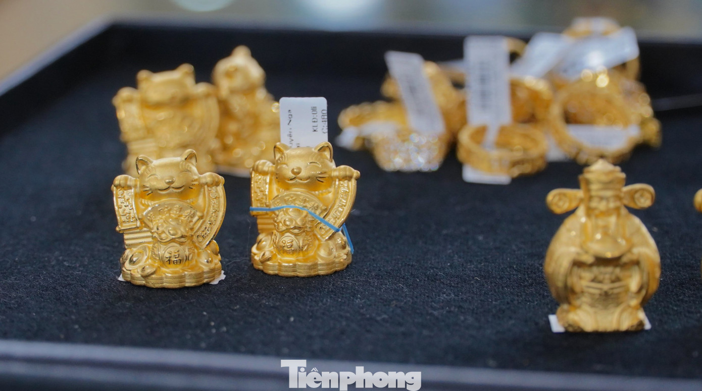 Năm Quý Mão nên số lượng người mua mèo vàng tài lộc cũng tăng mạnh. Bắt nhịp được nhu cầu người tiêu dùng, năm nay chị Huyền nhập về hơn 200 chú mèo tài lộc, nhưng chưa đến ngày vía Thần tài đã “cháy hàng”, giờ chỉ còn lại 7 con.