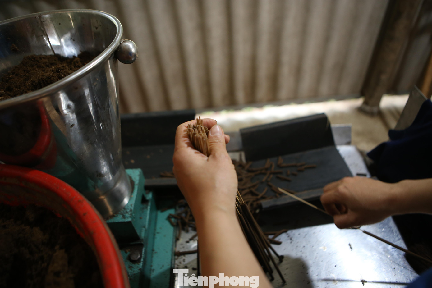 Với sản phẩm hương thẻ, người dân sản xuất hoàn toàn bằng máy.