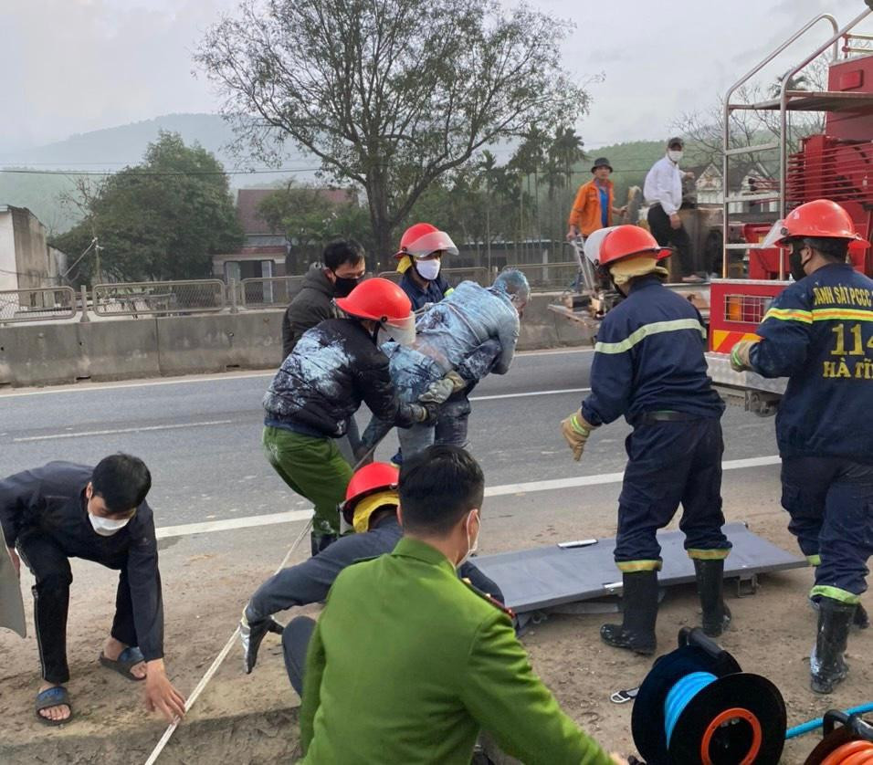 Tài xế được cứu ra khỏi cabin. Tài xế được cứu ra khỏi cabin.