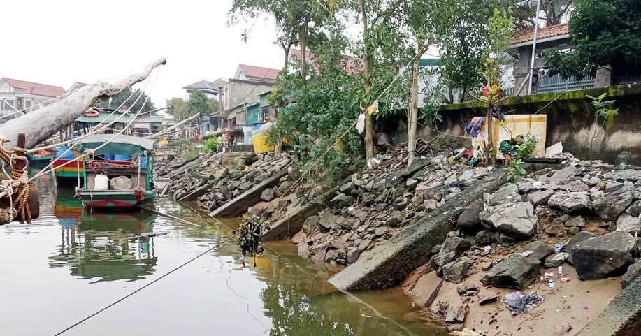 Tuyến đê xuống cấp, người dân sống trong cảnh bất an. Tuyến đê xuống cấp, người dân sống trong cảnh bất an.