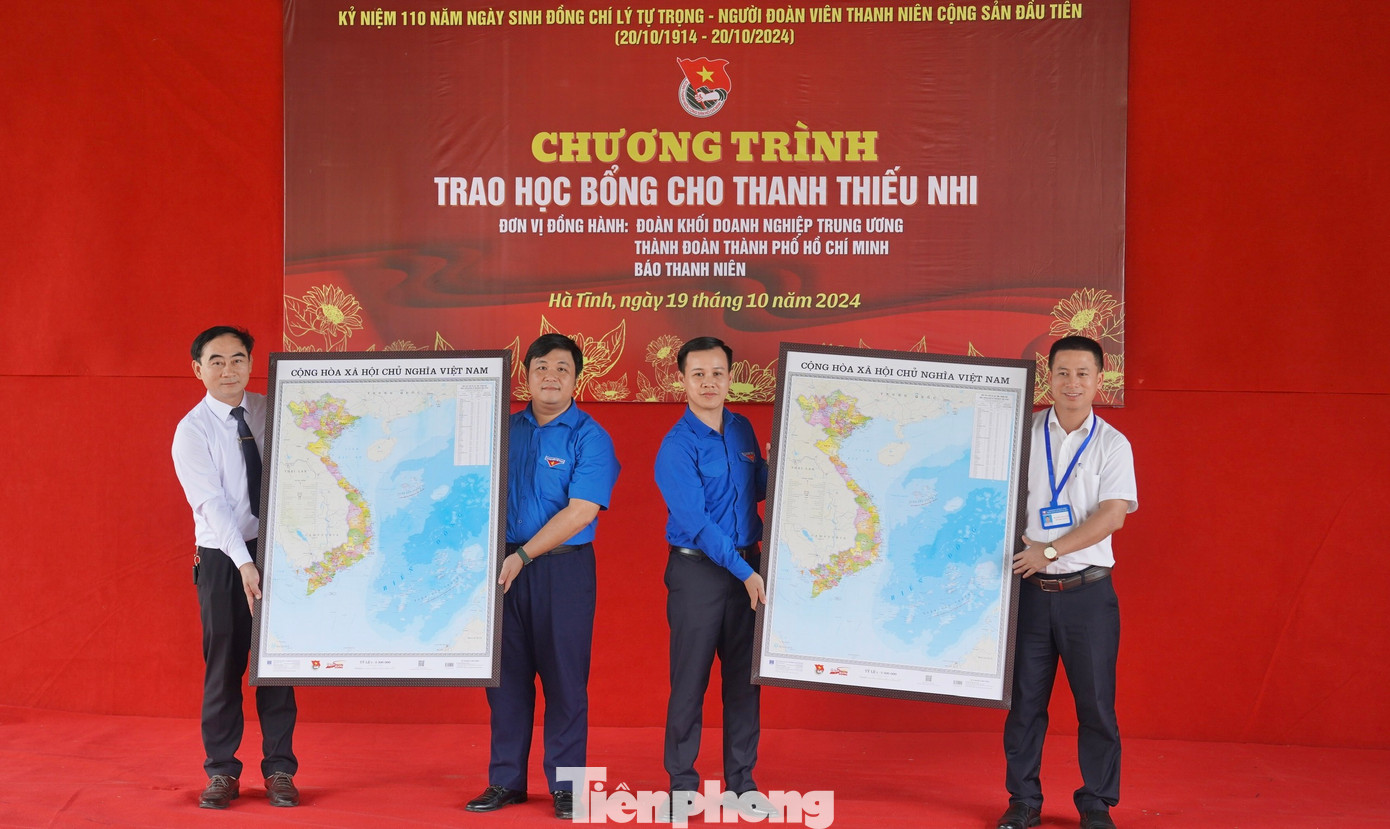 Tại chương trình, TƯ Đoàn cũng trao tặng bản đồ cho trường Trung cấp nghề Lý Tự Trọng nhằm hưởng ứng cuộc vận động “Tự hào một dải non sông”.