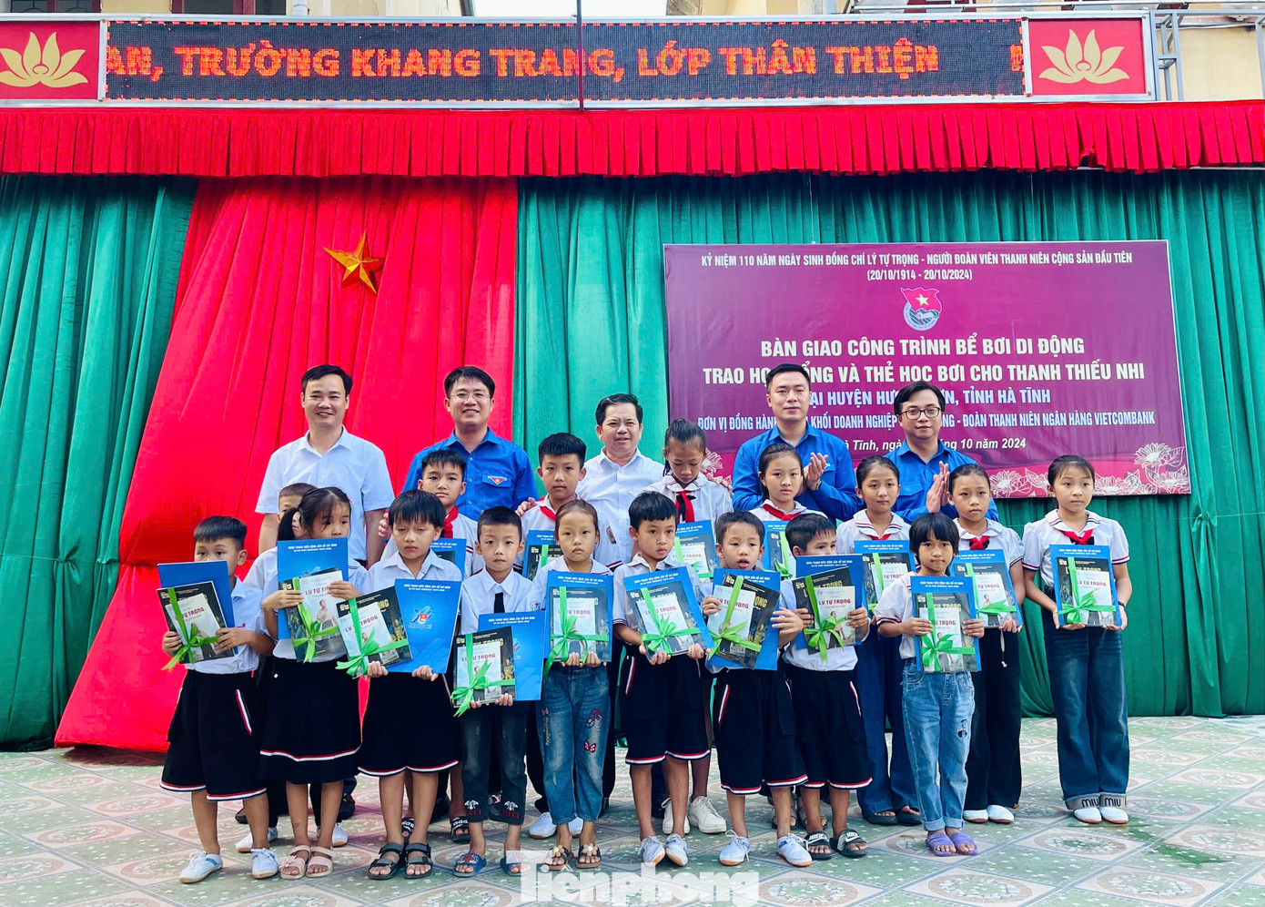 Trong chiều nay 19/10, T.Ư Đoàn tiếp tục khởi công ngôi nhà khăn quàng đỏ cho em Hoàng Nguyễn Tiến Đạt (huyện Đức Thọ); Khánh thành công trình bể bơi di động và trao tặng 50 suất học bổng cho học sinh có hoàn cảnh khó khăn tại các địa bàn ở huyện Hương Sơn. Tổng nguồn lực trao tặng tại Hà Tĩnh trong đợt này là hơn 1,9 tỷ đồng. Trong chiều nay 19/10, T.Ư Đoàn tiếp tục khởi công ngôi nhà khăn quàng đỏ cho em Hoàng Nguyễn Tiến Đạt (huyện Đức Thọ); Khánh thành công trình bể bơi di động và trao tặng 50 suất học bổng cho học sinh có hoàn cảnh khó khăn tại các địa bàn ở huyện Hương Sơn. Tổng nguồn lực trao tặng tại Hà Tĩnh trong đợt này là hơn 1,9 tỷ đồng.