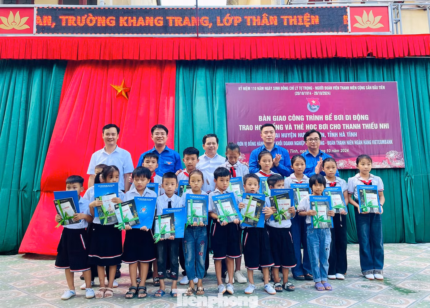 Trong chiều nay 19/10, T.Ư Đoàn tiếp tục khởi công ngôi nhà khăn quàng đỏ cho em Hoàng Nguyễn Tiến Đạt (huyện Đức Thọ); Khánh thành công trình bể bơi di động và trao tặng 50 suất học bổng cho học sinh có hoàn cảnh khó khăn tại các địa bàn ở huyện Hương Sơn. Tổng nguồn lực trao tặng tại Hà Tĩnh trong đợt này là hơn 1,9 tỷ đồng.