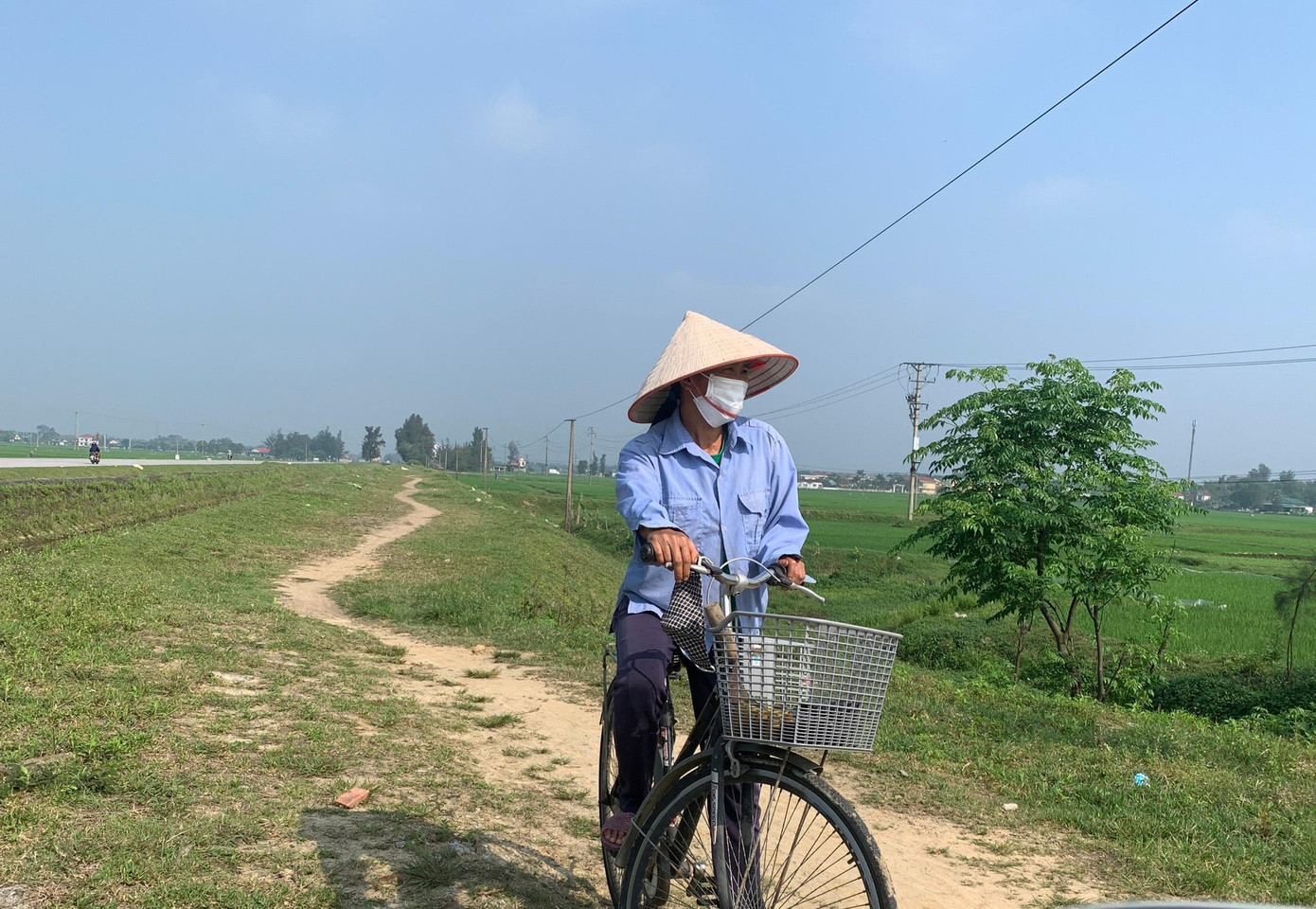 Nhiều người dân vùng nông thôn ngỡ ngàng khi giá đất tăng cao. Nhiều người dân vùng nông thôn ngỡ ngàng khi giá đất tăng cao.