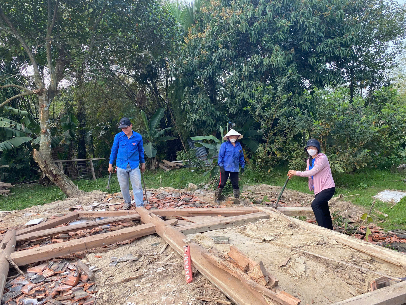 Những ngày qua, hàng chục đoàn viên thanh niên đã đến góp sức, hỗ trợ xây dựng lại nhà ở cho bà Lê Thị Thiệm (thôn Đông Nam, xã Thạch Bình, thành phố Hà Tĩnh). Trong ảnh từng nhóm thanh niên trong màu áo xanh tình nguyện tất bật tháo dỡ căn nhà cũ, di dời đồ đạc, sắp xếp những vật dụng còn sử dụng được vào nhà kho.