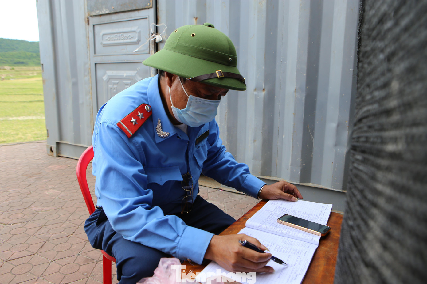 Ông Nguyễn Thanh Tịnh - Cán bộ đội thanh tra giao thông tỉnh Hà Tĩnh đang ghi lại danh sách những xe khách đi qua Hà Tĩnh để kiểm soát dịch bệnh.