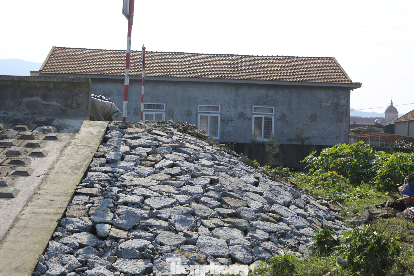 Theo đại diện Ban Quản lý Dự án Đầu tư Xây dựng Cơ bản huyện Nghi Xuân, giai đoạn 1 đã bàn giao, đưa vào sử dụng. Còn giai đoạn 2 chưa thể triển khai do thiếu vốn. Hiện giai đoạn 2 chỉ mới có quy hoạch, phương án, còn thời hạn để thực hiện dự án thì chưa có vì đang đợi vốn.