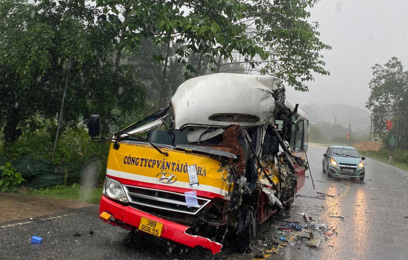 Phần đầu xe buýt bị biến dạng sau va chạm với container.