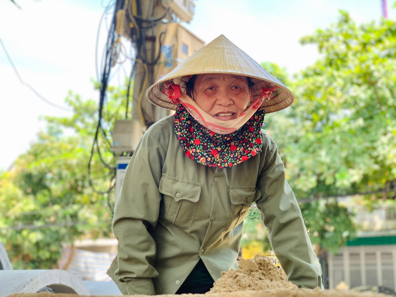 Để nhận được số tiền công từ 300-350 ngàn đồng/ngày, những thợ phụ hồ phải làm việc dưới cái nắng như thiêu đốt. Công việc vốn vất vả, nay lại khó khăn thêm bội phần khi nắng nóng kéo dài.