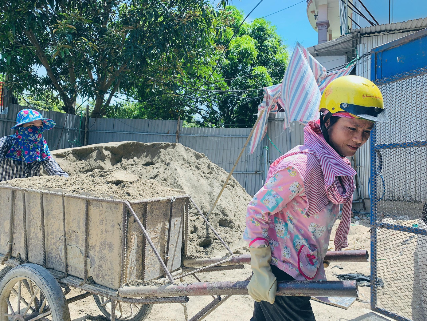 Những nữ phụ hồ trên đường Nguyễn Du (TP Hà Tĩnh) miệt mài lao động dưới cái nắng rát mặt. Họ vừa làm, vừa nghỉ, cứ 30 phút phải dừng nghỉ để tránh mất sức.