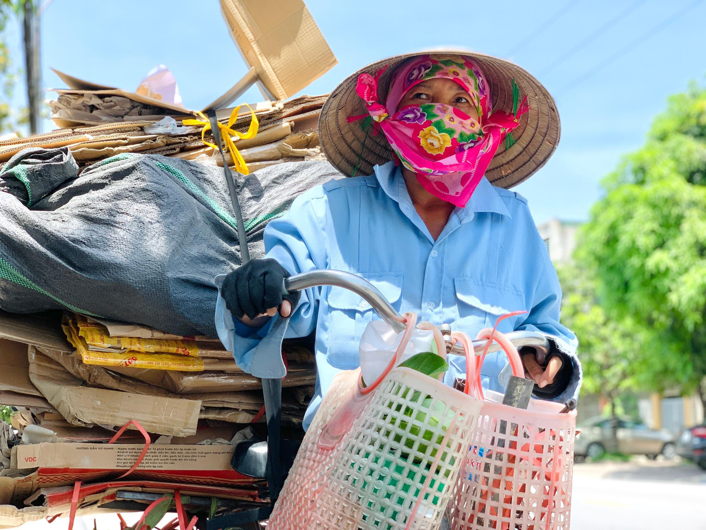 12h trưa, người phụ nữ vẫn đạp xe đến từng ngõ để thu mua ve chai. Giữa trưa, nắng như đổ lửa, bà Bùi Thị Hoa (trú huyện Thạch Hà) vẫn phải làm việc giữa đường, mồ hôi ướt đầm đìa.