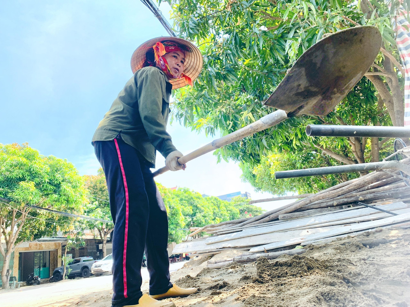 Ghi nhận tại TP Hà Tĩnh, ngay từ 9h sáng người dân cũng đã cảm nhận được sức nóng khắc nghiệt. Khoảng thời gian từ 11h đến 14h, nền nhiệt ngoài trời đo được vượt ngưỡng 40 độ C, đường xá vắng bóng người.