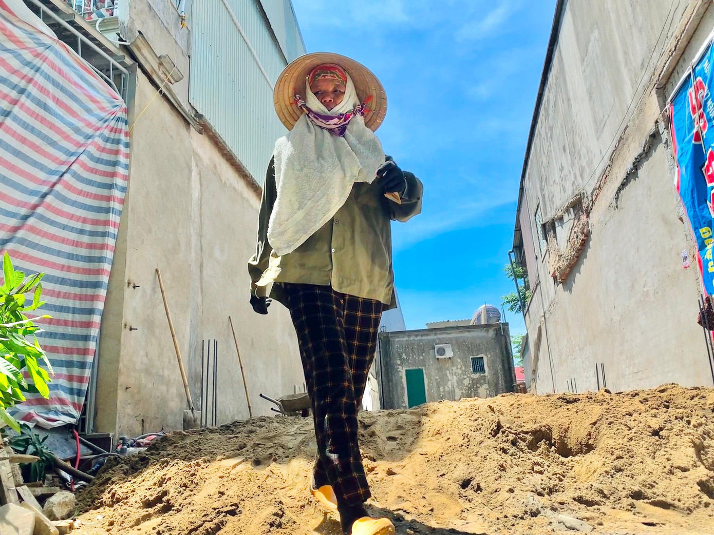 Bước chân nặng trĩu của nữ khi vừa làm xong việc.