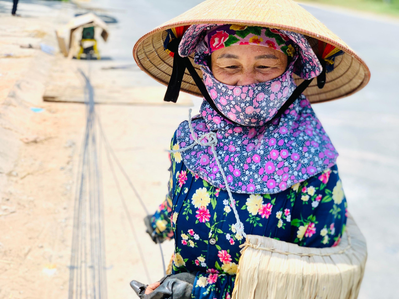 Giữa trưa, nắng như đổ lửa, bà Bùi Thị Hoa (trú huyện Thạch Hà) vẫn phải làm việc giữa đường, mồ hôi ướt đầm đìa.
