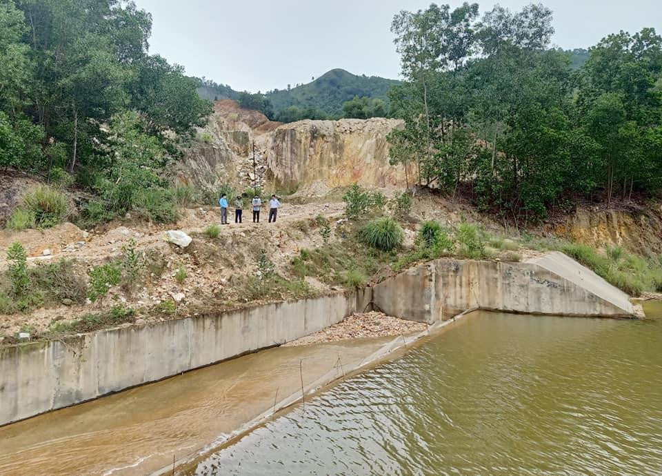 Kiểm tra tại hồ chứa nước ở huyện Hương Sơn.