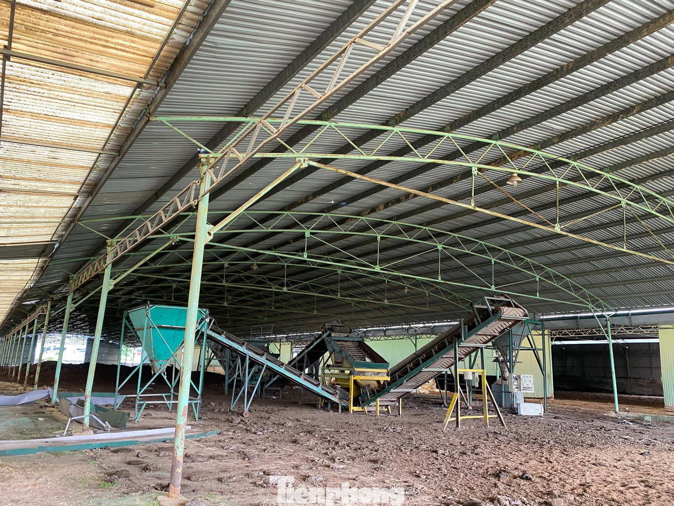 Khu máy móc bỏ hoang do dự án bị "đóng băng"