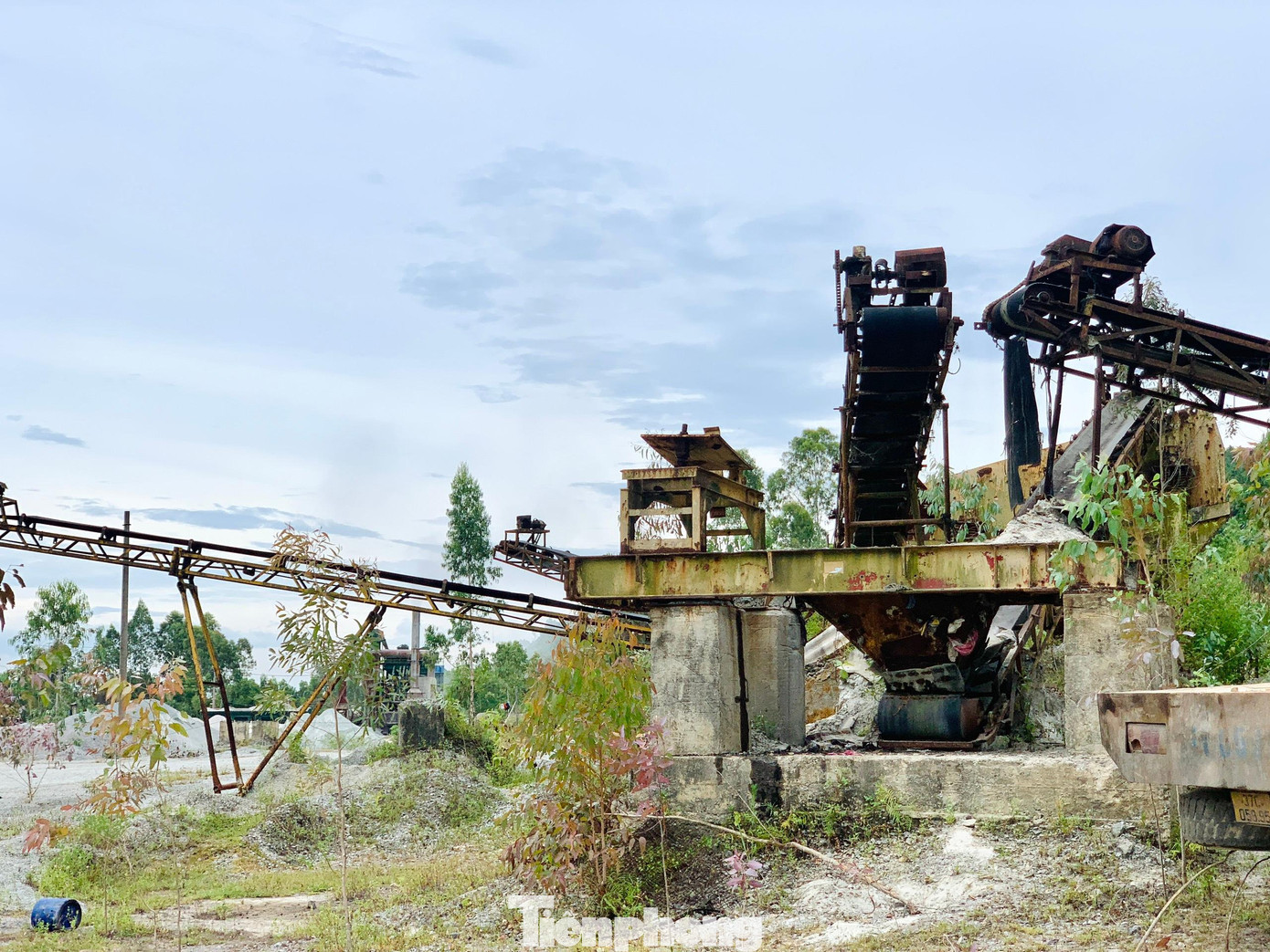 Một địa điểm từng là nơi khai thác khoáng sản tại phường Đậu Liêu, thị xã Hồng Lĩnh nhưng buộc đóng cửa vào nhiều năm trước. Hiện doanh nghiệp vẫn chưa thu dọn máy móc, thiết bị vận hành mỏ để lại khung cảnh ngổn ngang. Một địa điểm từng là nơi khai thác khoáng sản tại phường Đậu Liêu, thị xã Hồng Lĩnh nhưng buộc đóng cửa vào nhiều năm trước. Hiện doanh nghiệp vẫn chưa thu dọn máy móc, thiết bị vận hành mỏ để lại khung cảnh ngổn ngang.