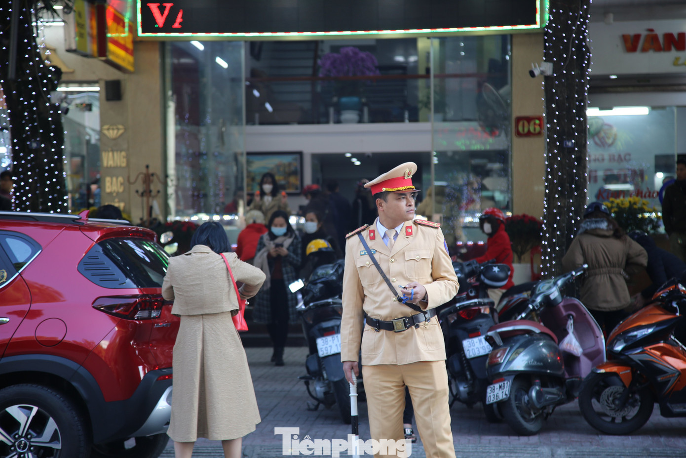 Để đảm bảo an toàn giao thông, an ninh trật tự, tại tuyến đường này cảnh sát túc trực từ sáng sớm đến trưa để phân luồng giao thông.. Để đảm bảo an toàn giao thông, an ninh trật tự, tại tuyến đường này cảnh sát túc trực từ sáng sớm đến trưa để phân luồng giao thông..