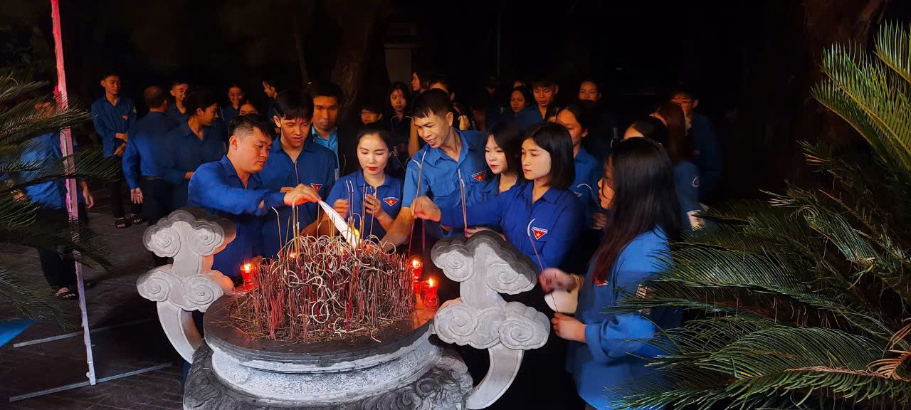 Thông qua chương trình “Thắp nến tri ân” của tuổi trẻ Hà Tĩnh nhằm giáo dục truyền thống cách mạng, lòng yêu nước, lòng tự hào dân tộc cho thế hệ trẻ.