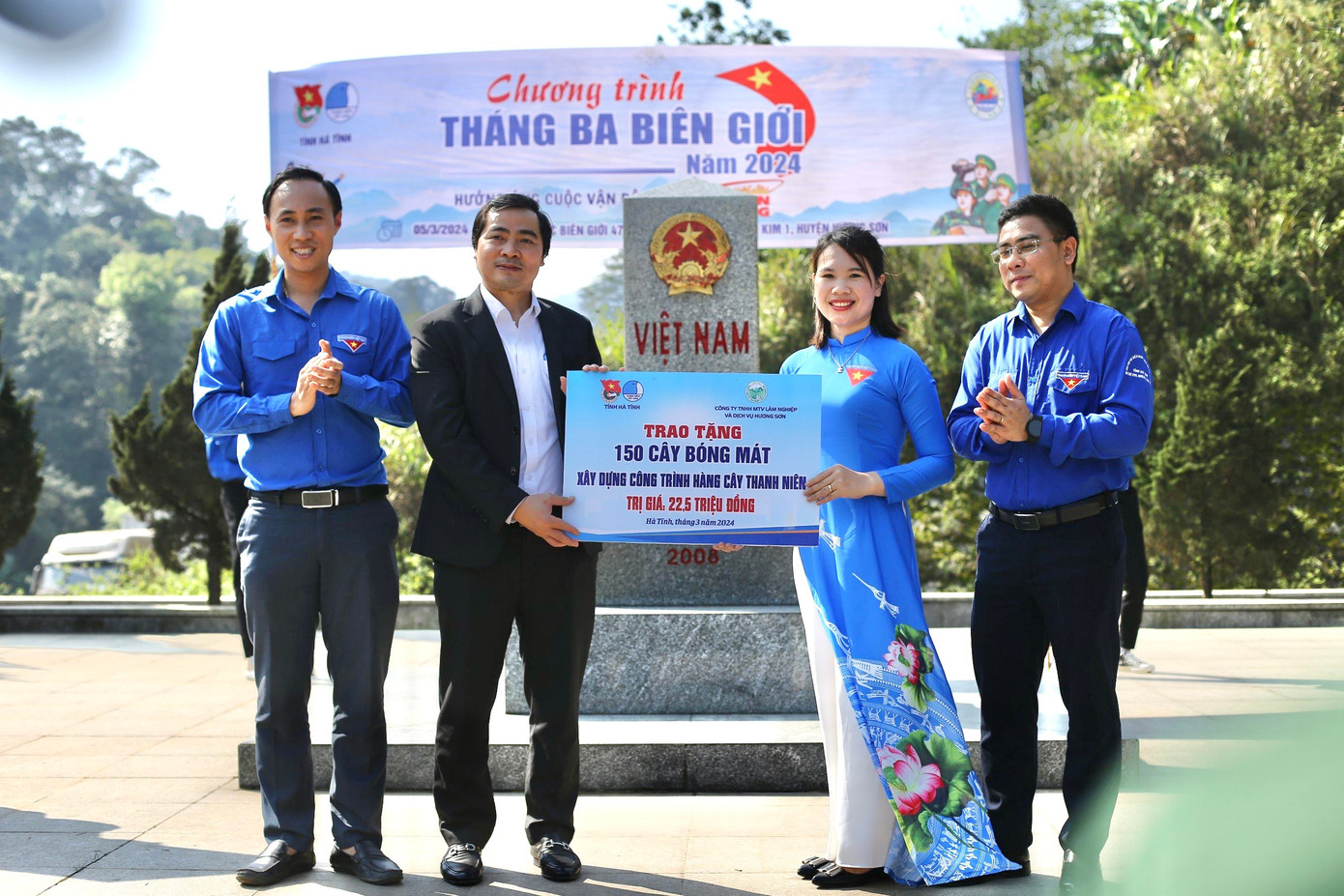 Trao biểu trưng 150 cây bóng mát xây dựng công trình hàng cây thanh niên cho Đoàn xã Sơn Kim 1.