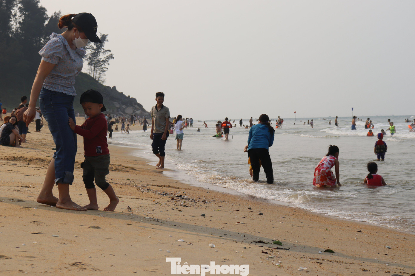 Trong 3 ngày nghỉ lễ Giỗ Tổ, bãi biển Thiên Cầm (huyện Cẩm Xuyên, tỉnh Hà Tĩnh) đón rất đông du khách, nhất là thời điểm 15h hằng ngày.
