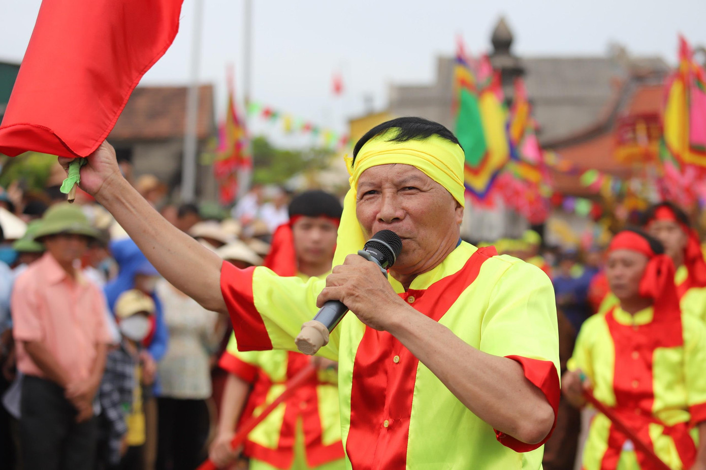 Ban lễ hội sẽ cử một đại diện hò chèo cạn chính. Những điệu hò mang âm hưởng như cầu trời đất, thần linh phù hộ cho trời yên biển lặng. Những câu hò sẽ được diễn tả lại bằng hành động chèo thuyền đánh cá trên biển của ngư dân.