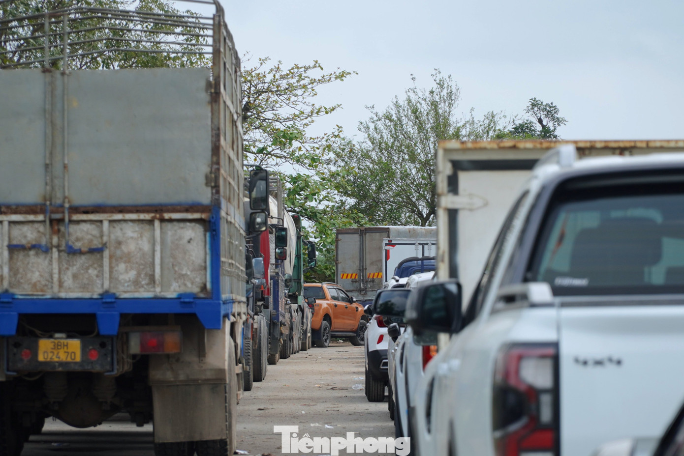 Công ty cổ phần đăng kiểm Hà Tĩnh cho biết, so với thời điểm trước tết, số lượng xe tới kiểm định không cao bằng. Tuy nhiên, đợt này chủ yếu là xe tải, vì mất nhiều thời gian để kiểm định nên dẫn tới tình trạng phương tiện xếp hàng chờ lượt tại trung tâm đăng kiểm.