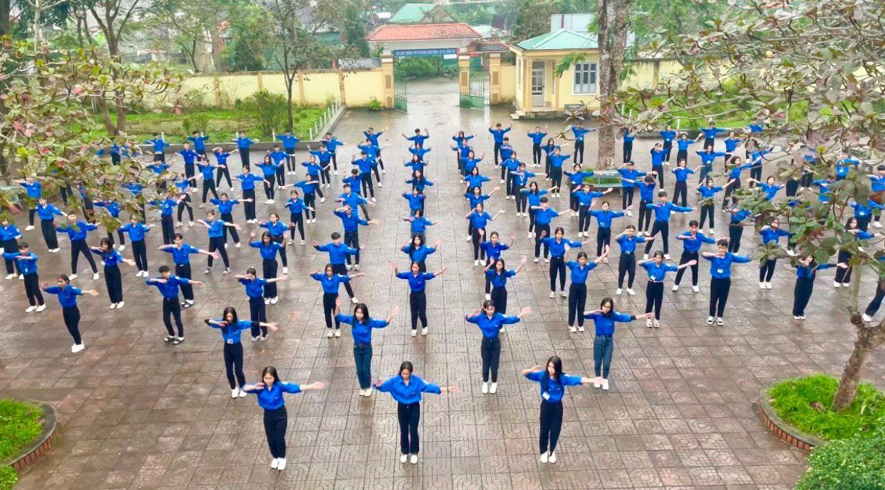 Màn đồng diễn của trường THPT Cù Huy Cận, huyện Vũ Quang.