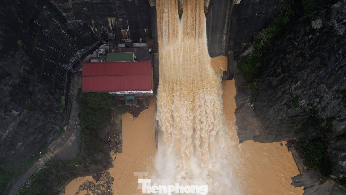 Thuỷ điện Hố Hô xả lũ vào năm 2023.