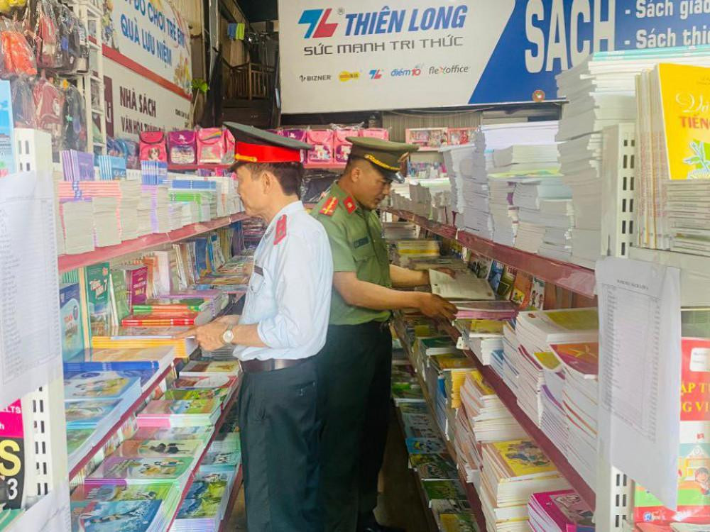 Lực lượng chức năng kiểm tra tại các cơ sở in ấn trên địa bàn Hà Tĩnh trước Kỳ thi Tốt nghiệp THPT.