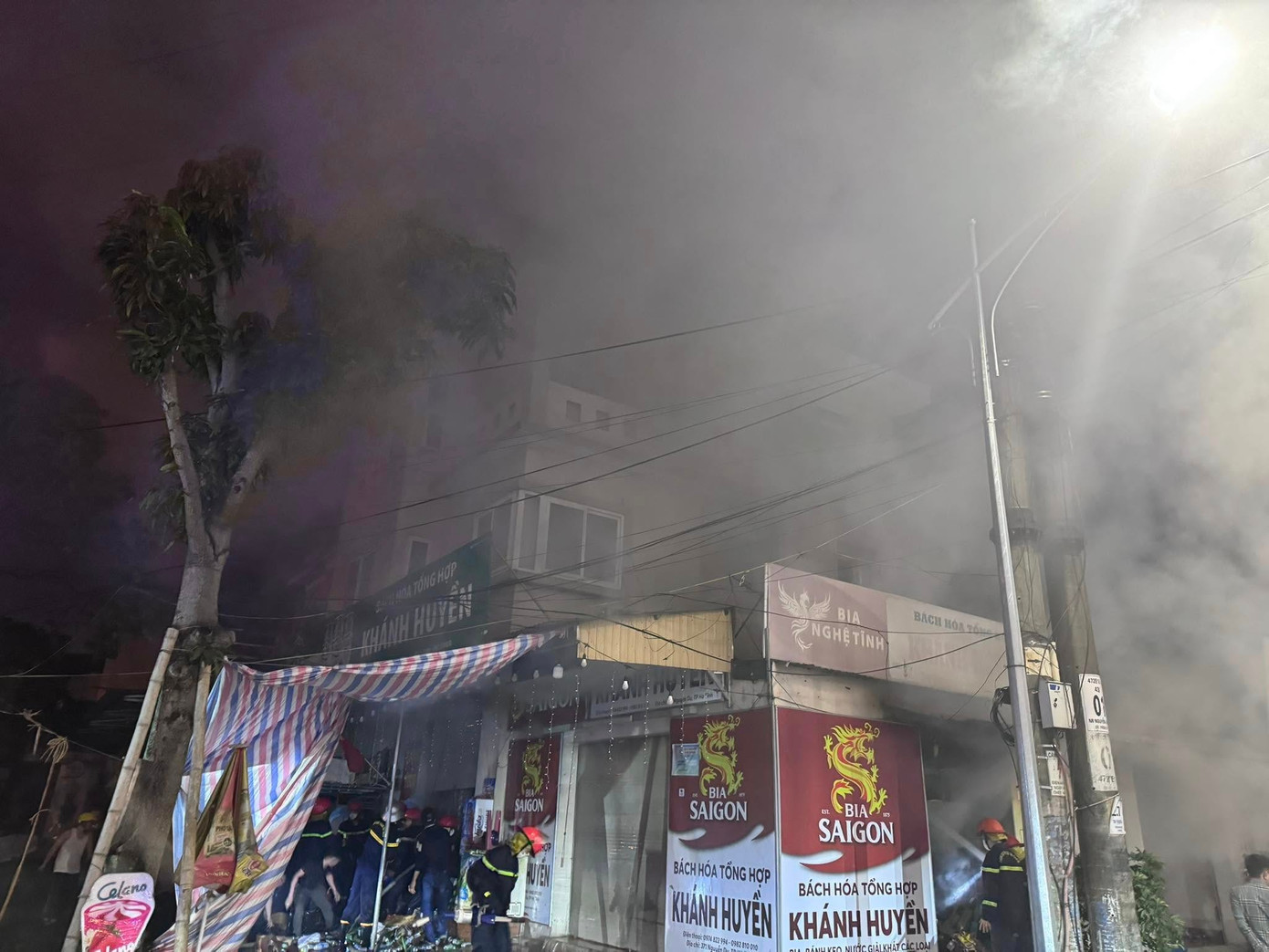 Sau hơn 1h dập lửa, đám cháy đã được khống chế. Sau hơn 1h dập lửa, đám cháy đã được khống chế.