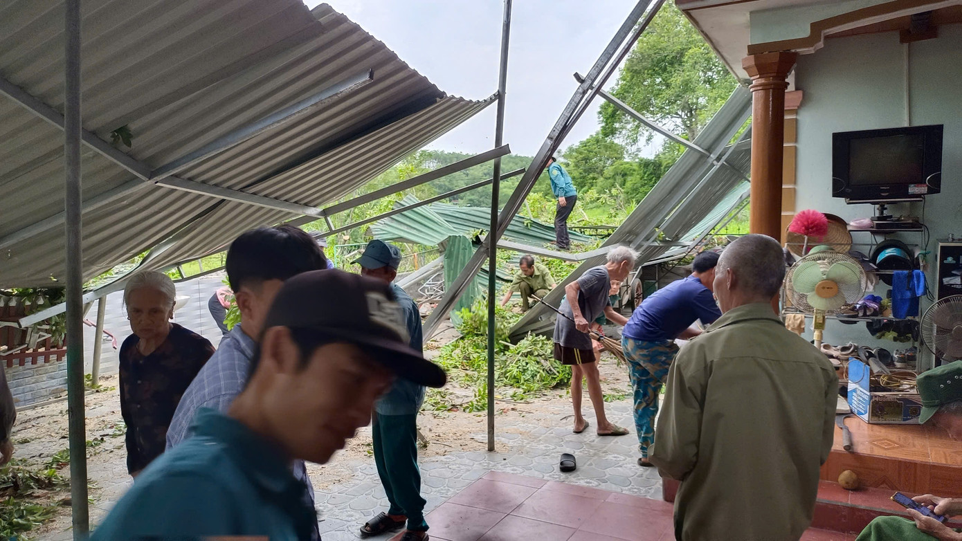 Người dân tập trung khắc phục thiệt hại.