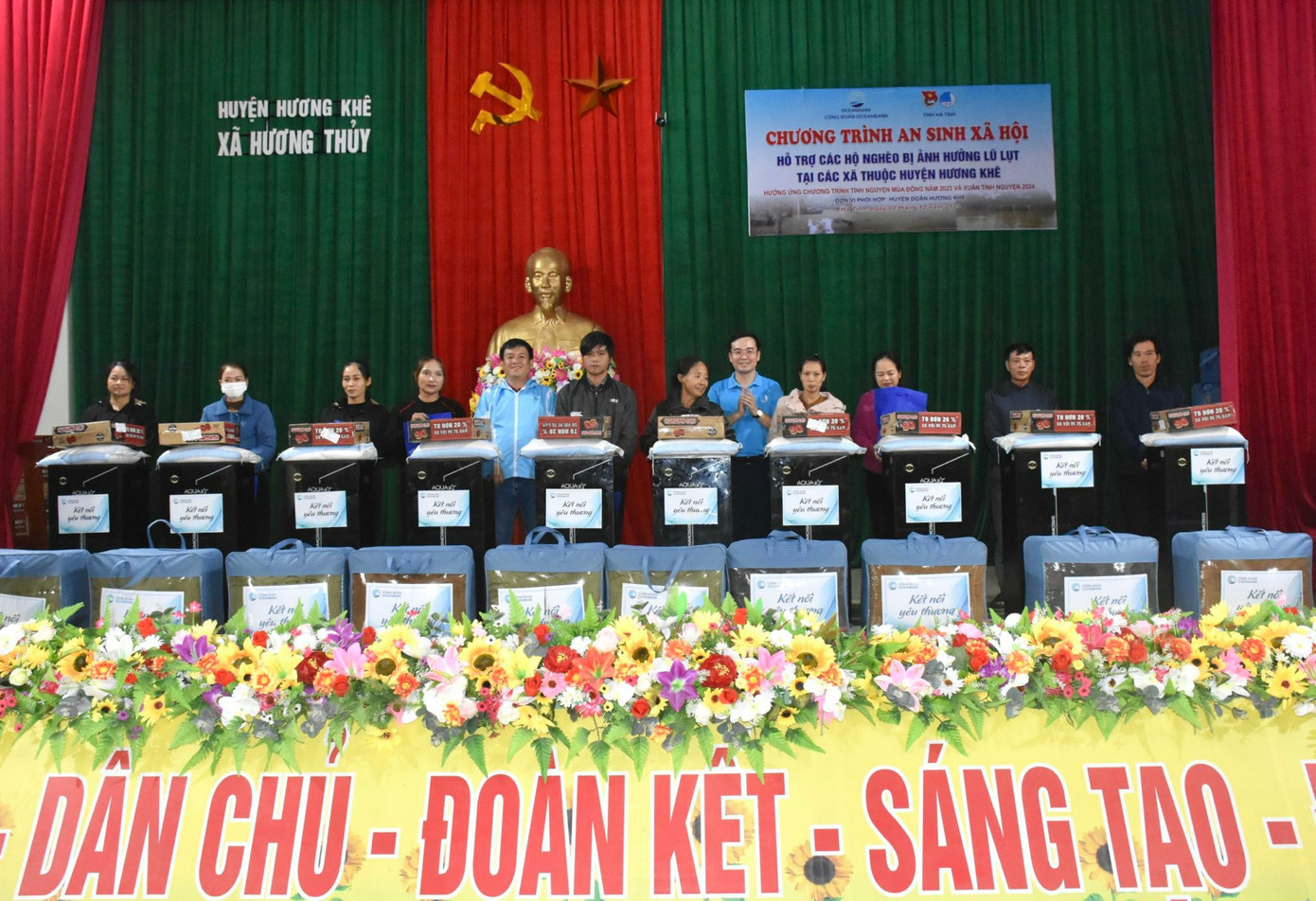 Trao quà an sinh xã hội hỗ trợ những hộ nghèo bị ảnh hưởng lũ lụt tại các xã thuộc huyện Hương Khê.