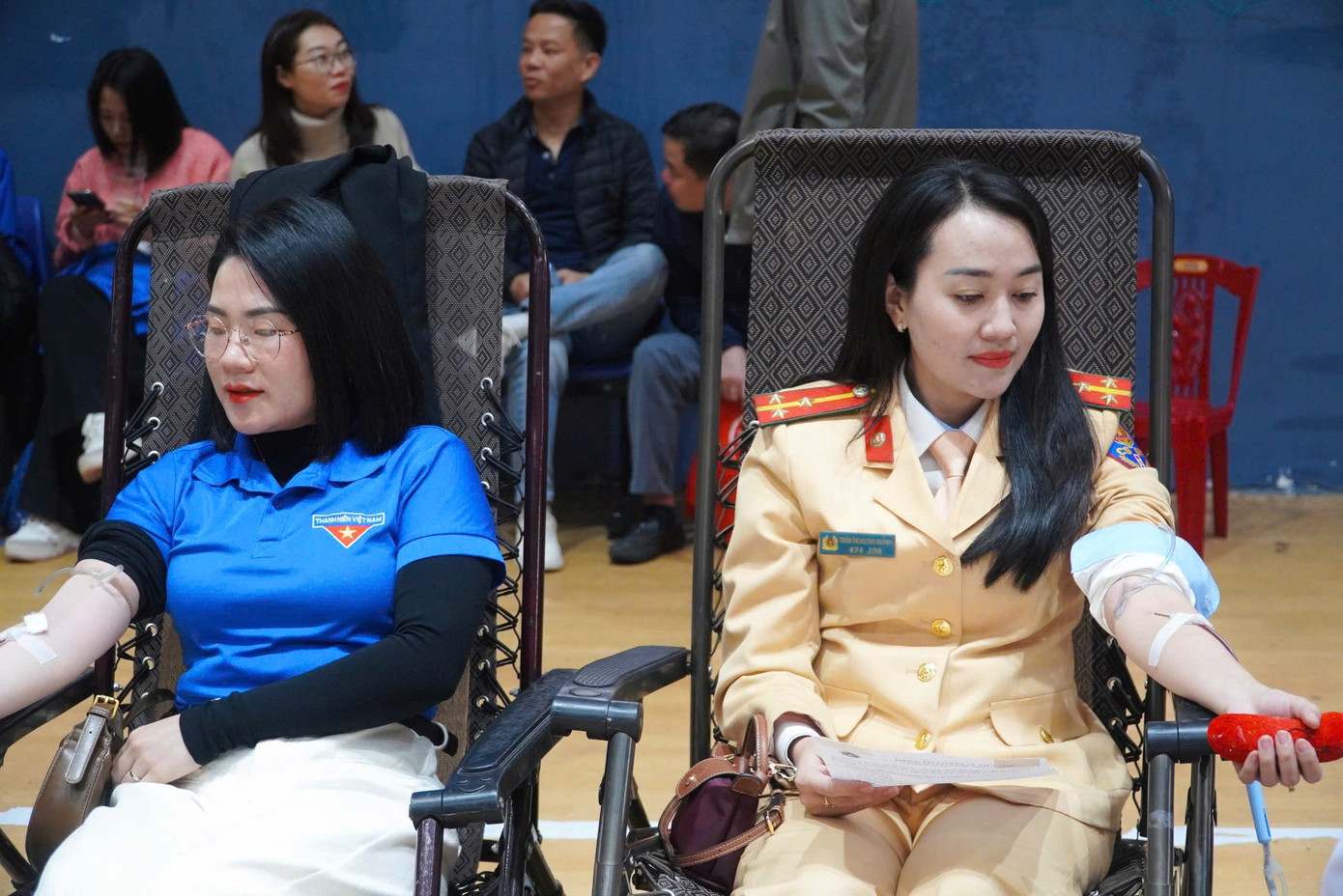 Đông đảo đoàn viên thanh niên, cán bộ công an... tham gia hiến máu trong chương trình Chủ Nhật Đỏ. Đông đảo đoàn viên thanh niên, cán bộ công an... tham gia hiến máu trong chương trình Chủ Nhật Đỏ.