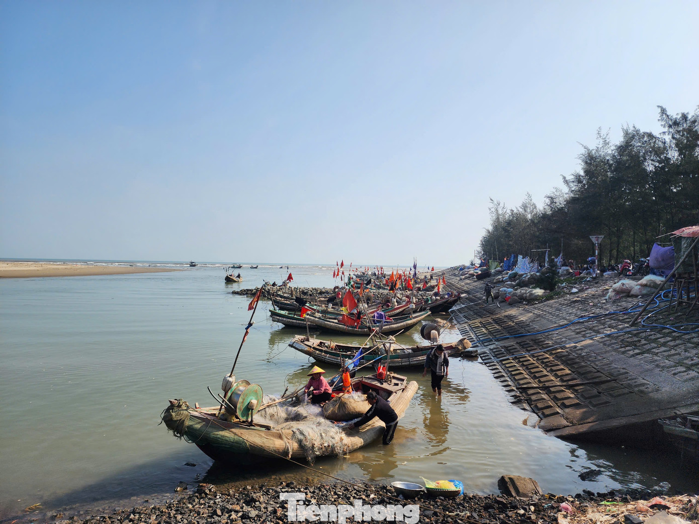 Bắt đầu từ ngày Mùng 4 và Mùng 5 Tết, số lượng ngư dân khởi hành ra khơi càng nhiều hơn và hoạt động trở lại bình thường.